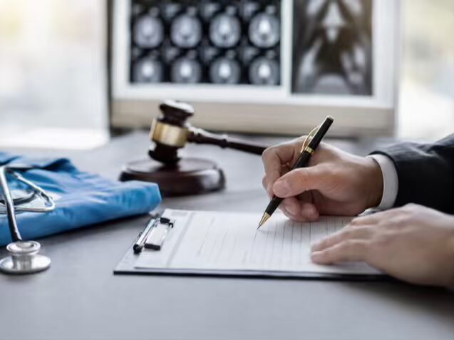 وکیل جرایم پزشکی در کرج ⚖️ +۲۰ سال سابقه | شکایت و دفاع 3 IMG 9092 compressed